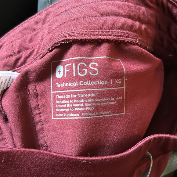 Burgundy Figs scrubs - Picture 4 of 4